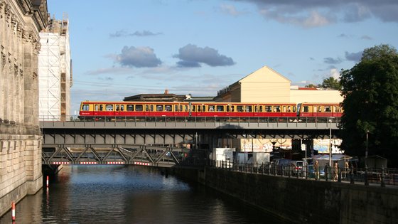 Eine Berliner S-Bahn fährt über die Stadtbahnbrücke Kupfergraben